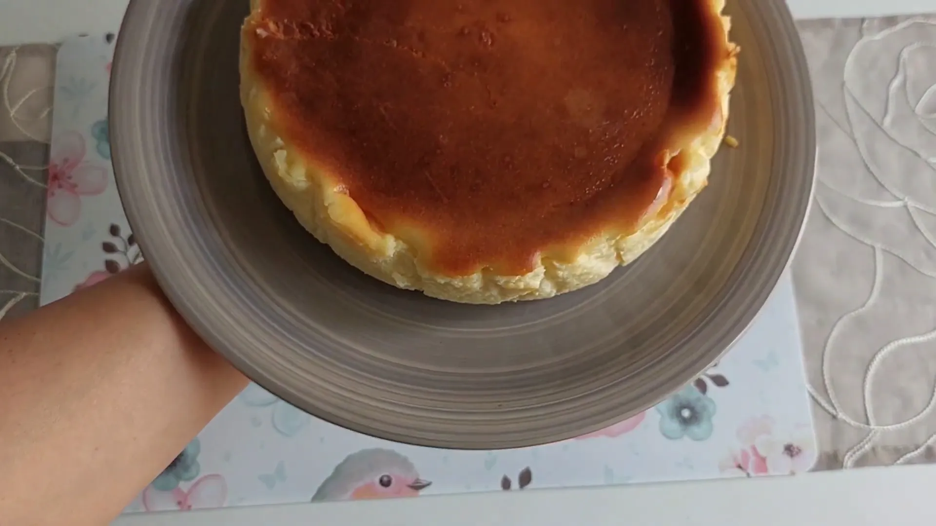 Tarta desmoldada con salsa de frutos rojos