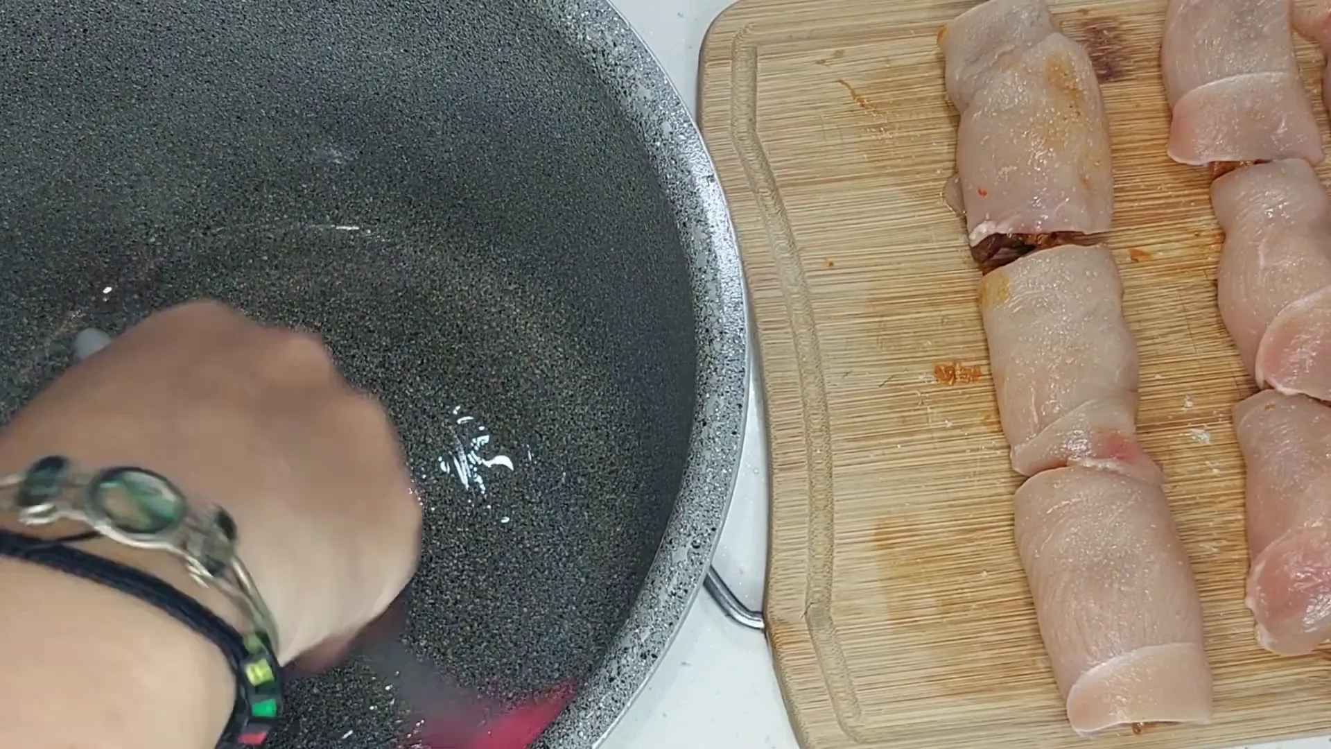 Colocando los rollitos de pollo en la freidora