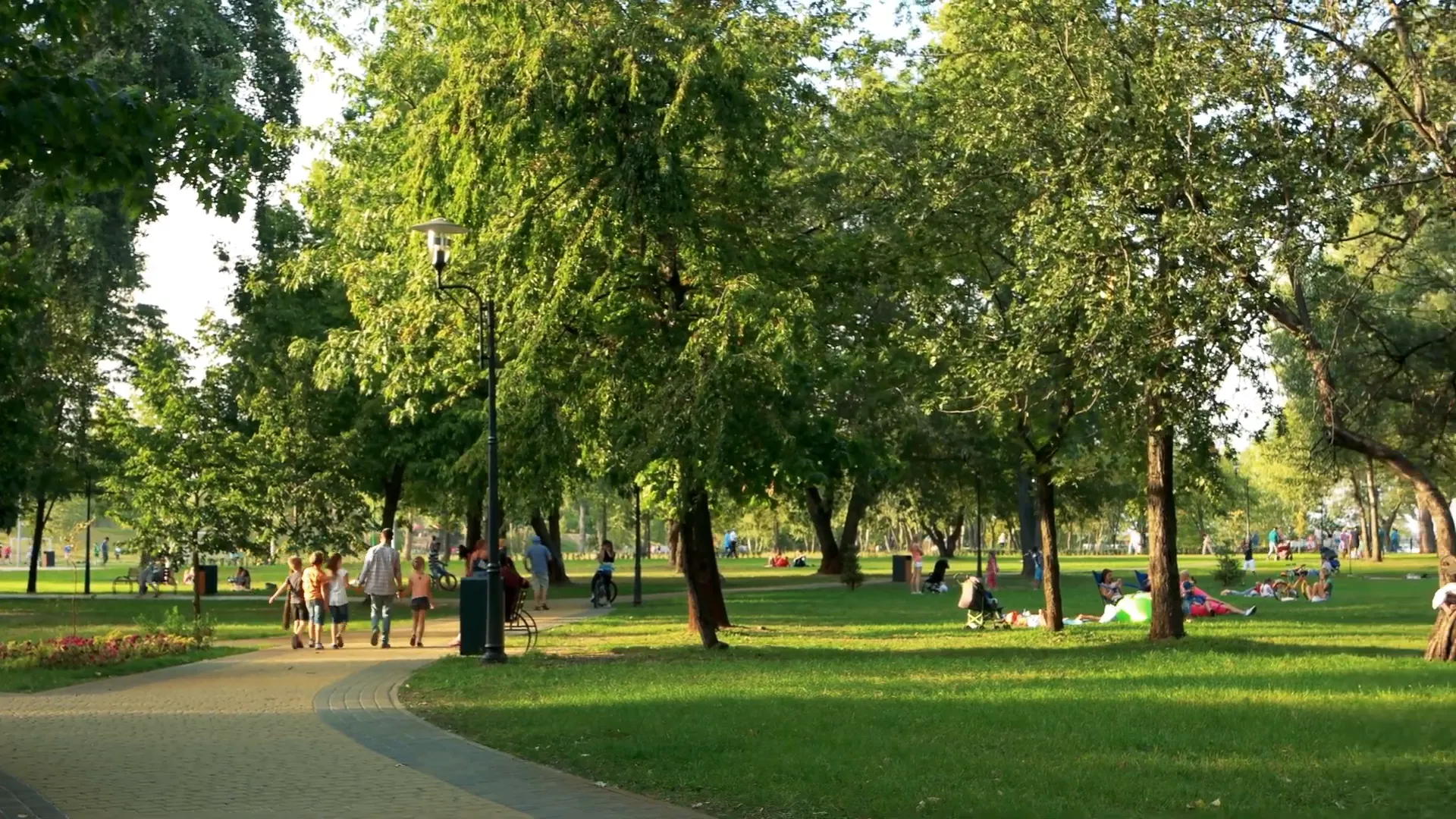 Draper City Park with families enjoying the outdoors