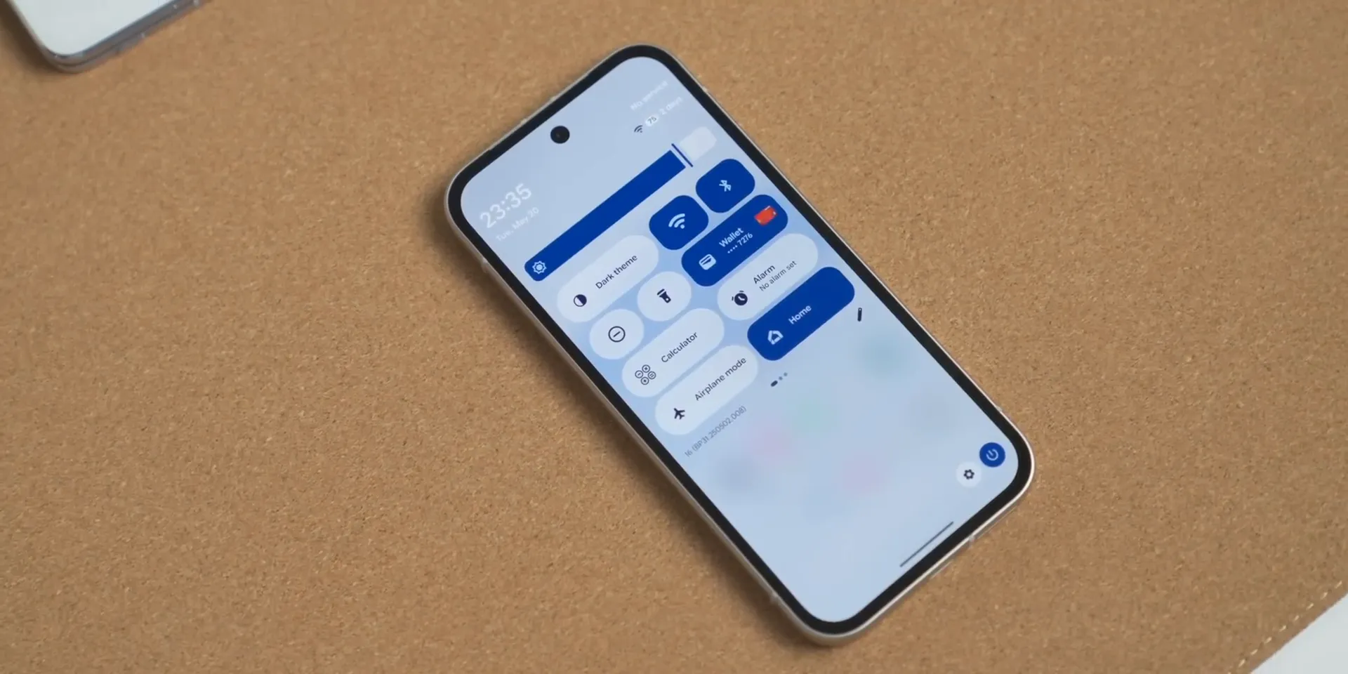 Android 16 UI blur effects in notifications and quick settings