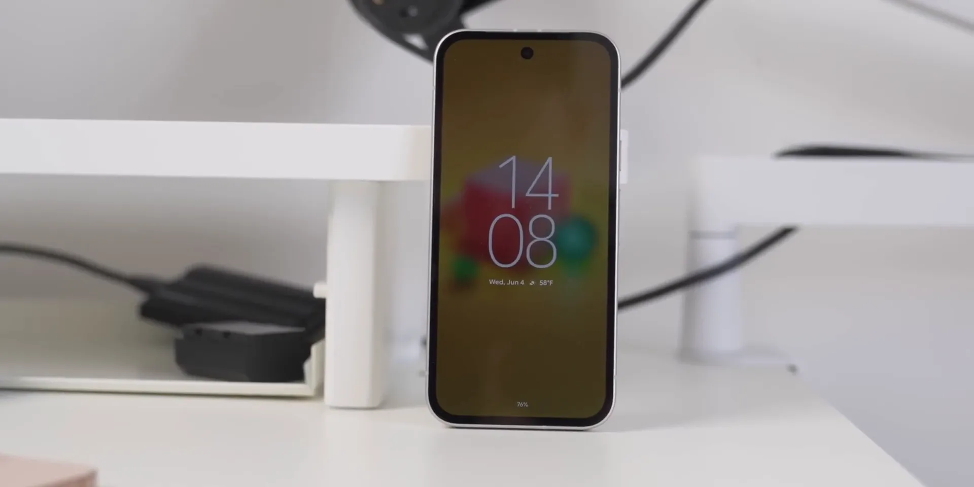 Ambient Display with blurred wallpaper and notifications