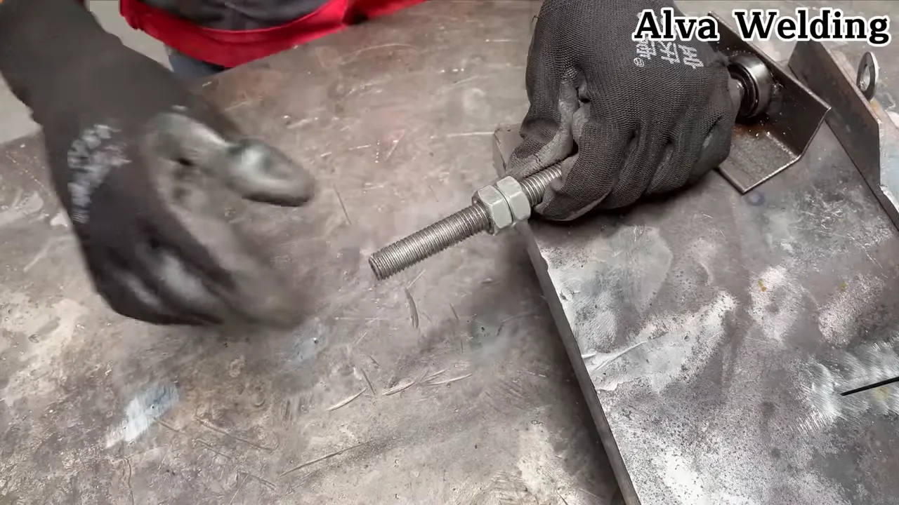 Showcasing a quick-change flange and different abrasive attachments