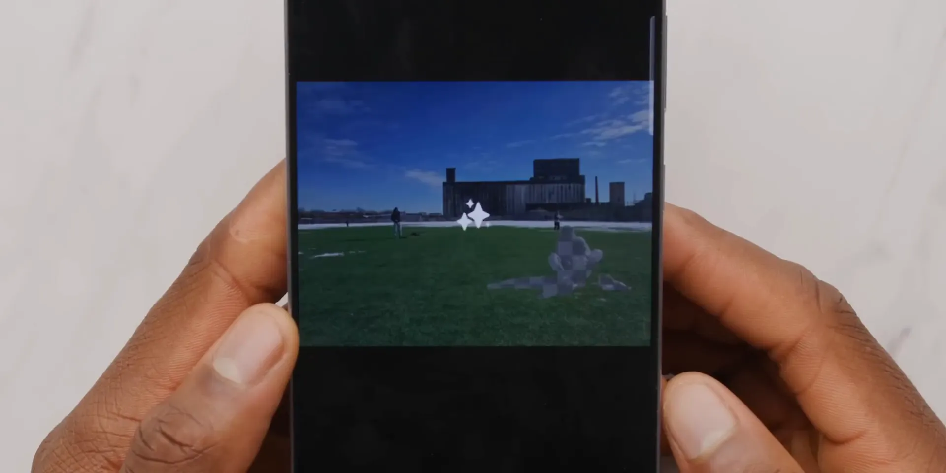 Samsung Galaxy S25 Ultra's AI object eraser removing background objects