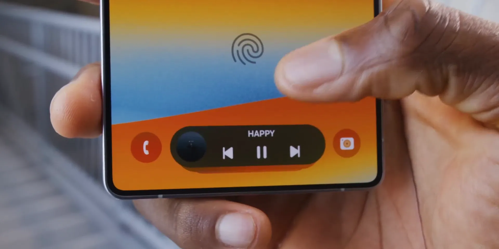 Samsung Galaxy S25 Ultra's Now Bar showing media playback controls