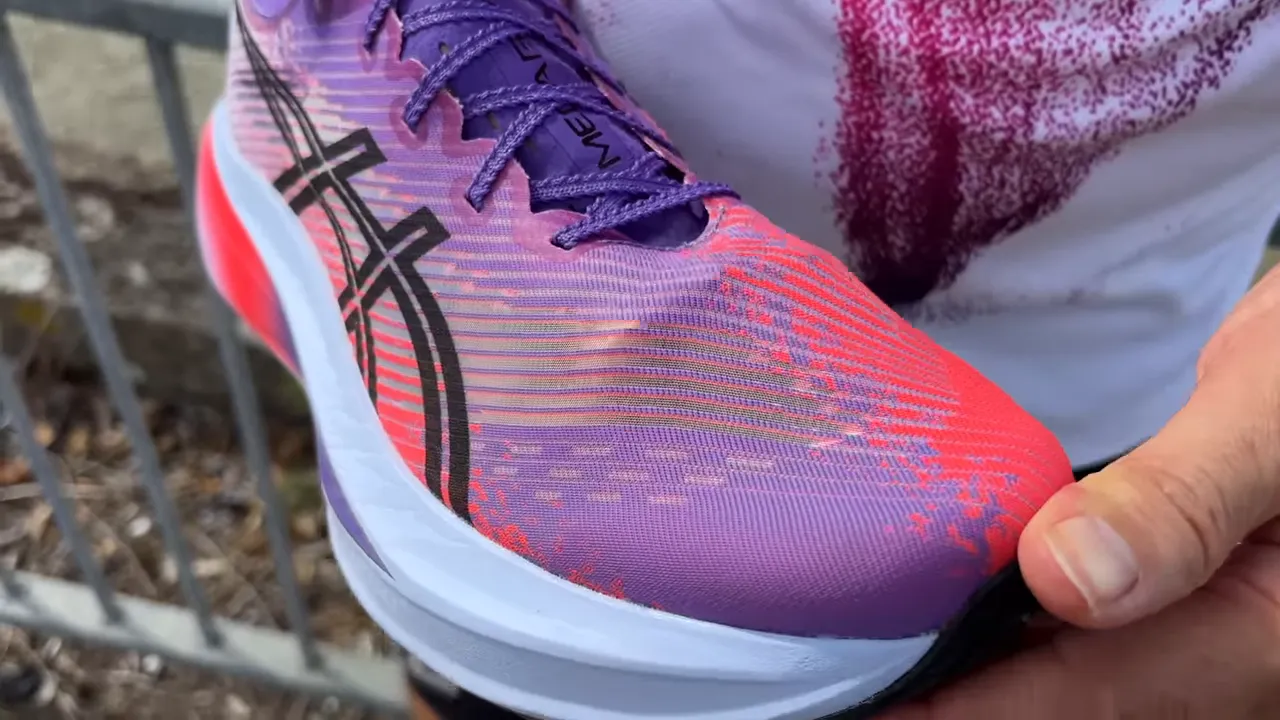 Close-up of the Megablast woven upper and translucent weave