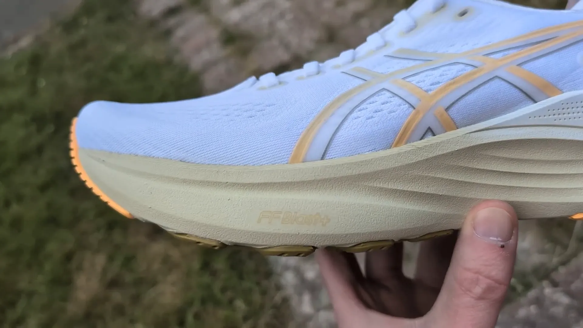 Asics Gel Kayano 32 shoe overview showing design and midsole