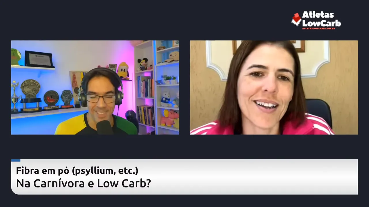 Dois participantes em chamada de vídeo com o slide 'Fibra em pó (psyllium, etc.) Na Carnívora e Low Carb?' legível na parte inferior.