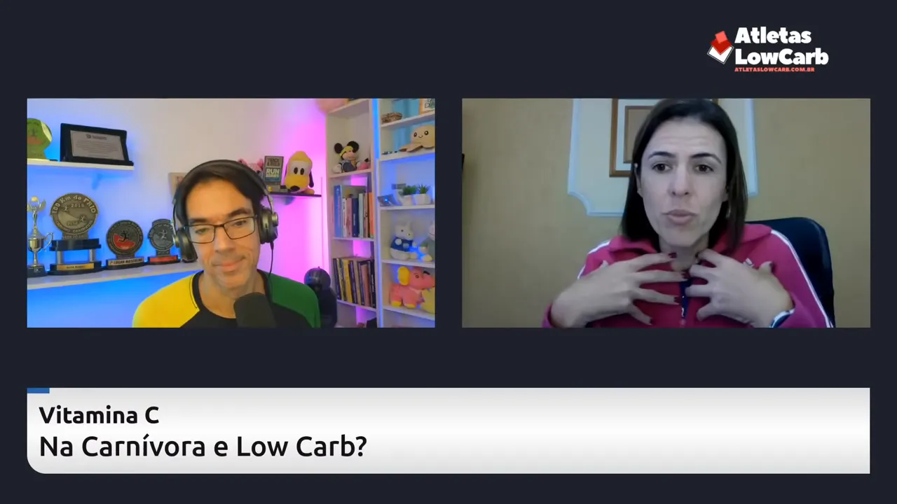 Convidada tocando o peito e gesticulando enquanto explica a concentração de vitamina C em vísceras durante a conversa em vídeo.