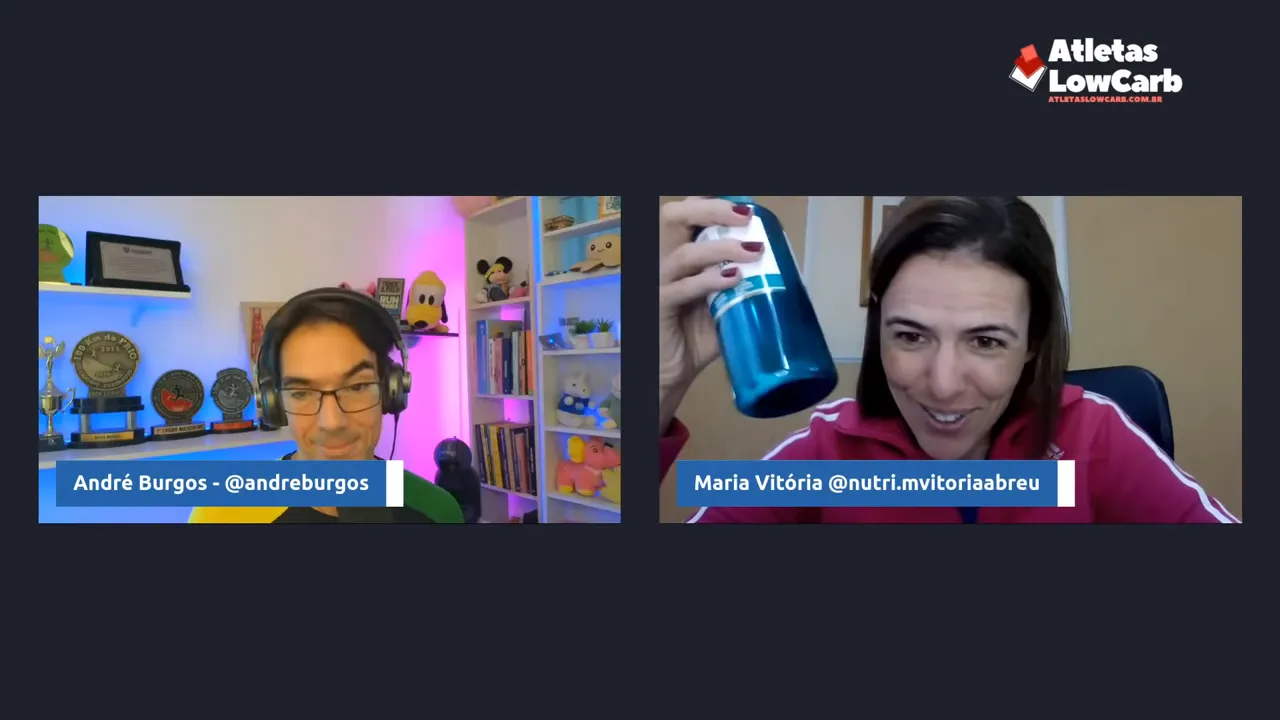 duas janelas de vídeo; à direita, apresentadora segura um frasco de suplemento como exemplo