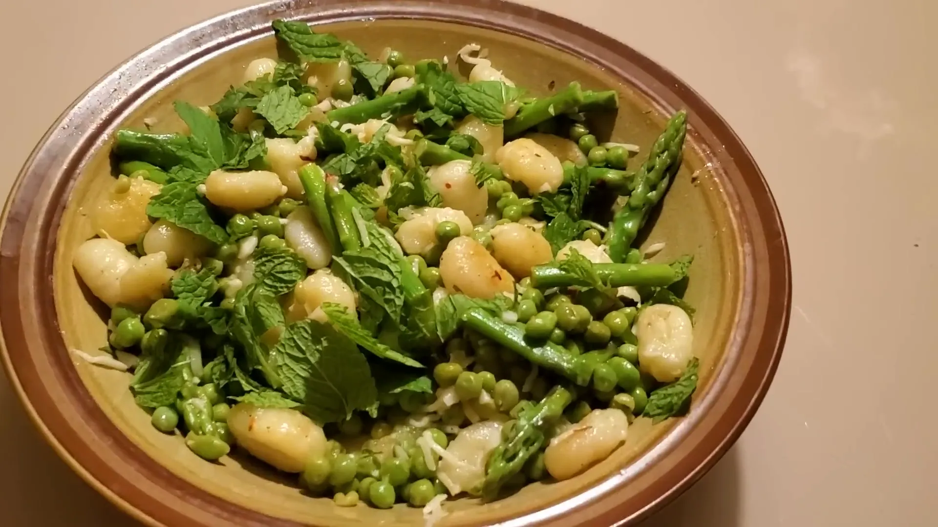 Gnocchi with peas and asparagus.