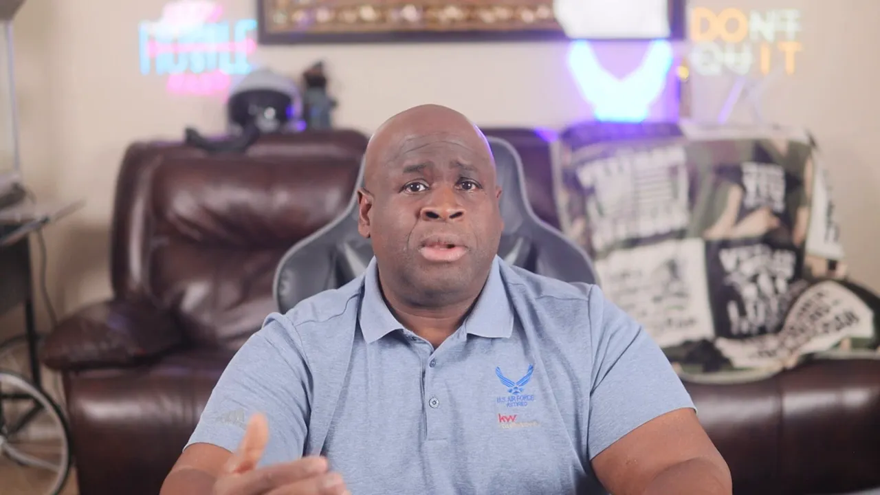 Presenter facing the camera and gesturing invitingly, offering a free PCS consult tailored to Las Vegas moves.