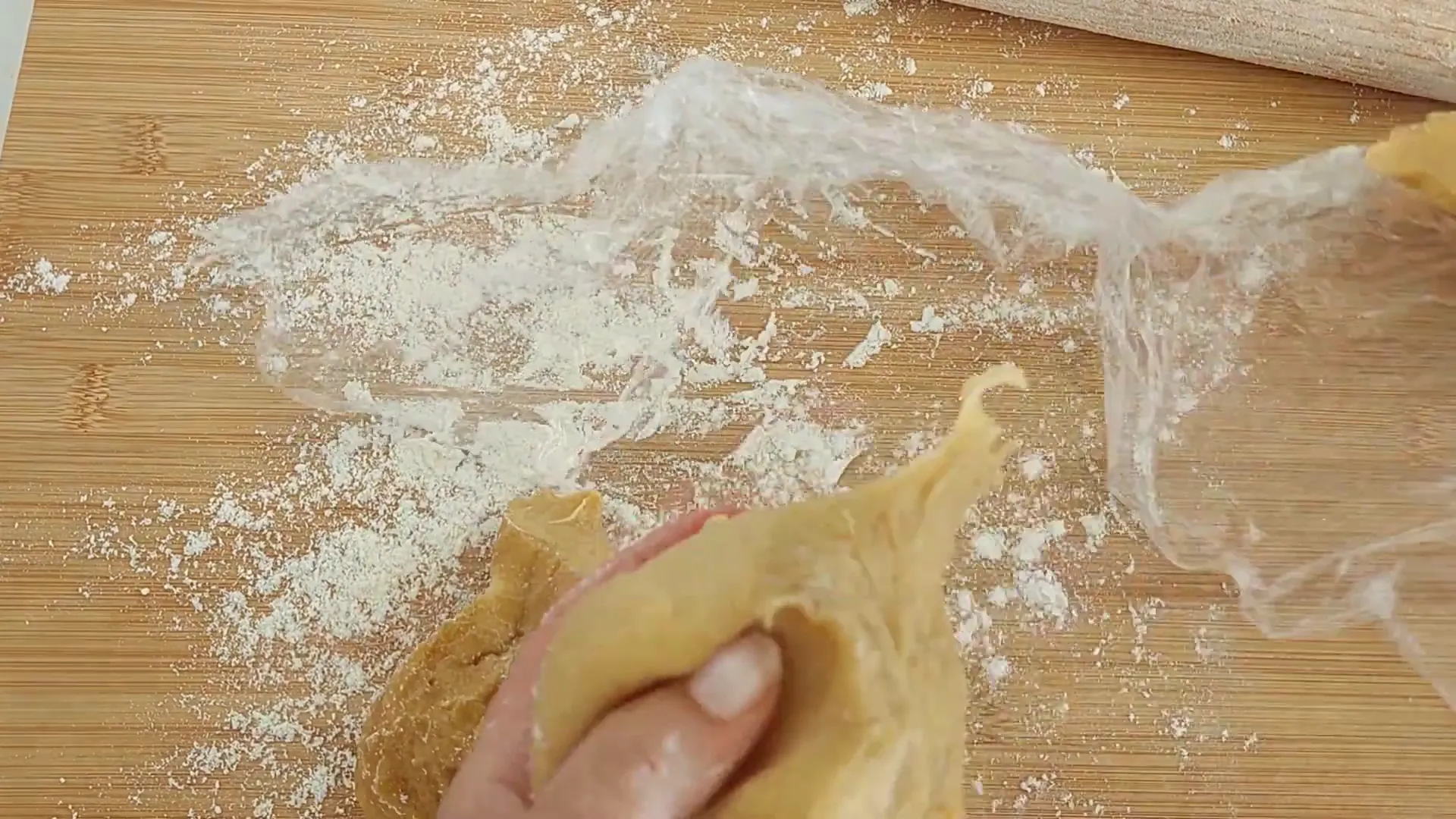 Estirando la masa de pasta fresca.