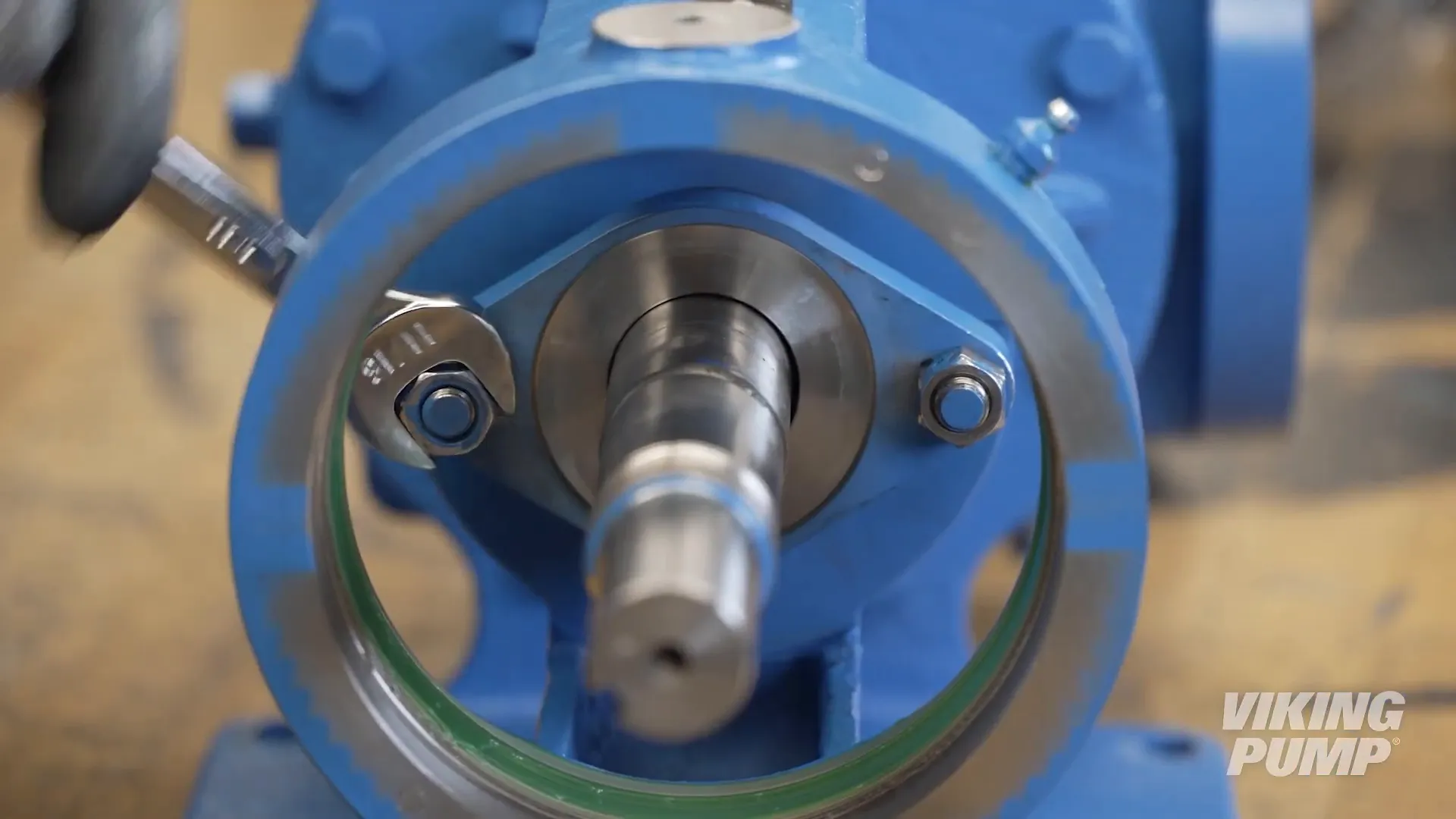 Loosening bearing housing set screws