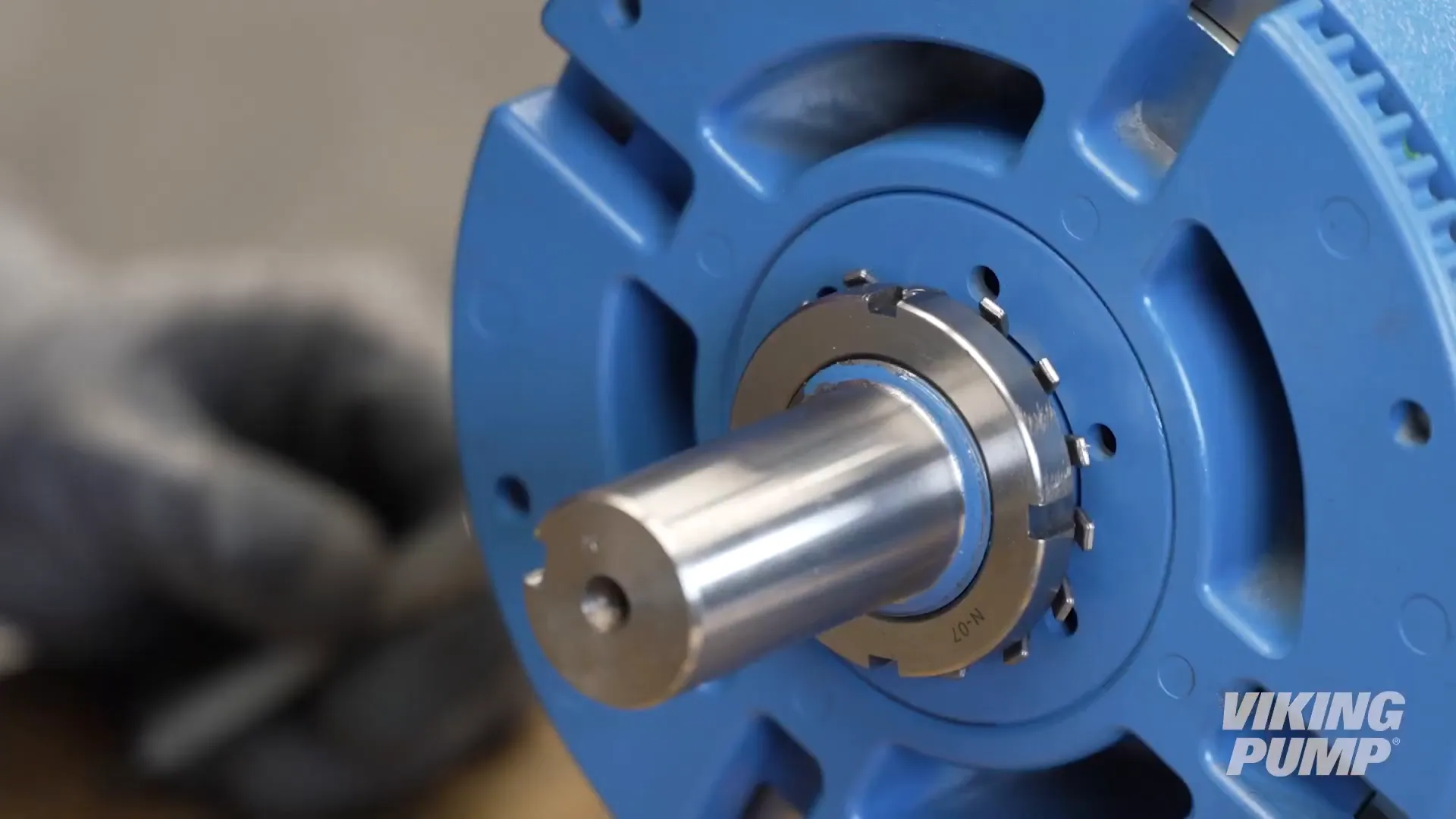 Tightening the lock nut