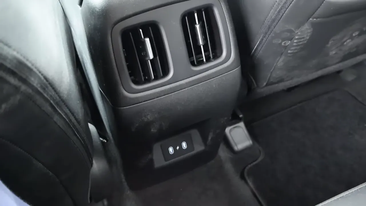 rear air vents and dual USB ports in Hyundai Santa Cruz XRT rear console