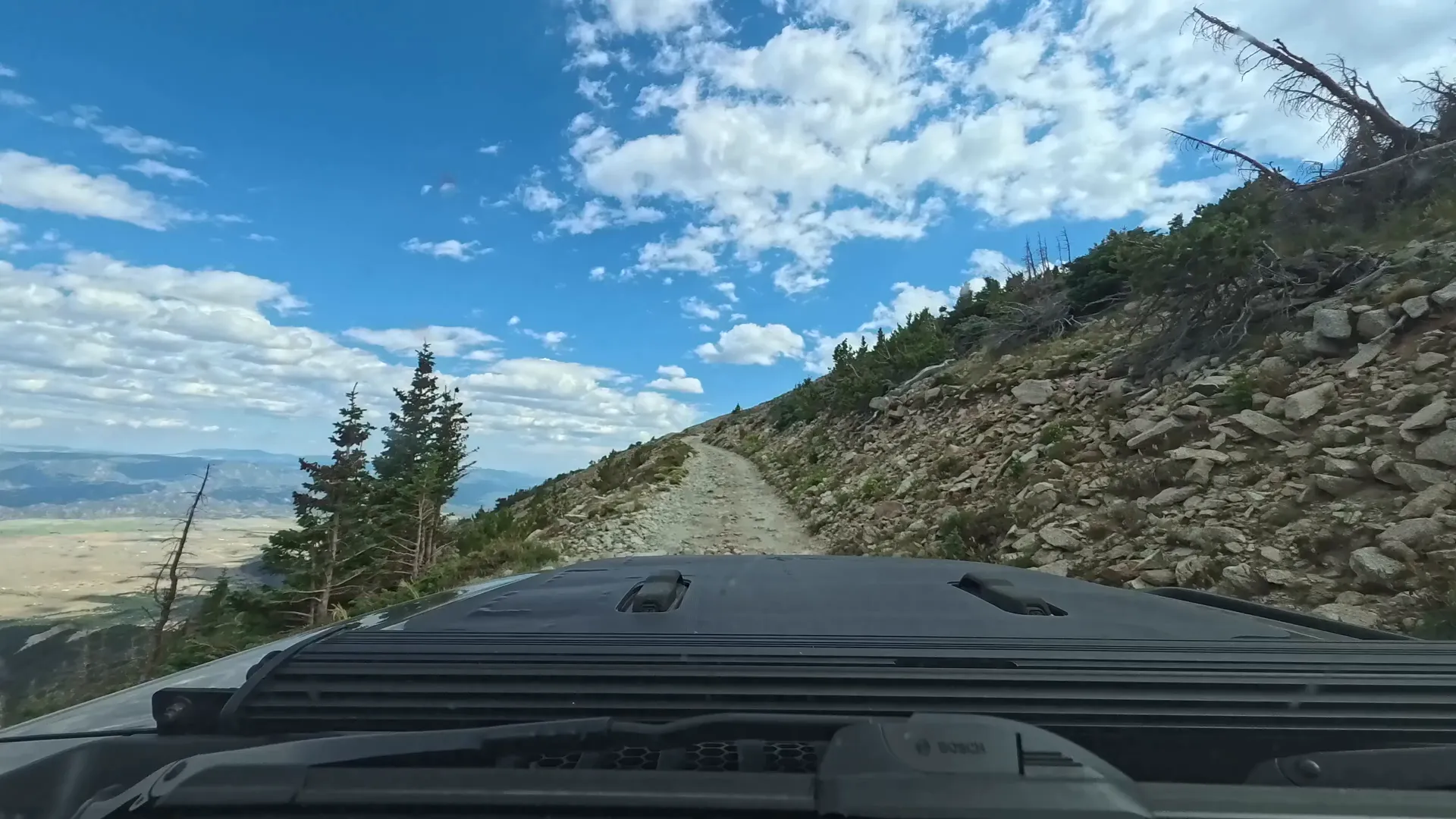 Exposed section of the road with clear drop-offs