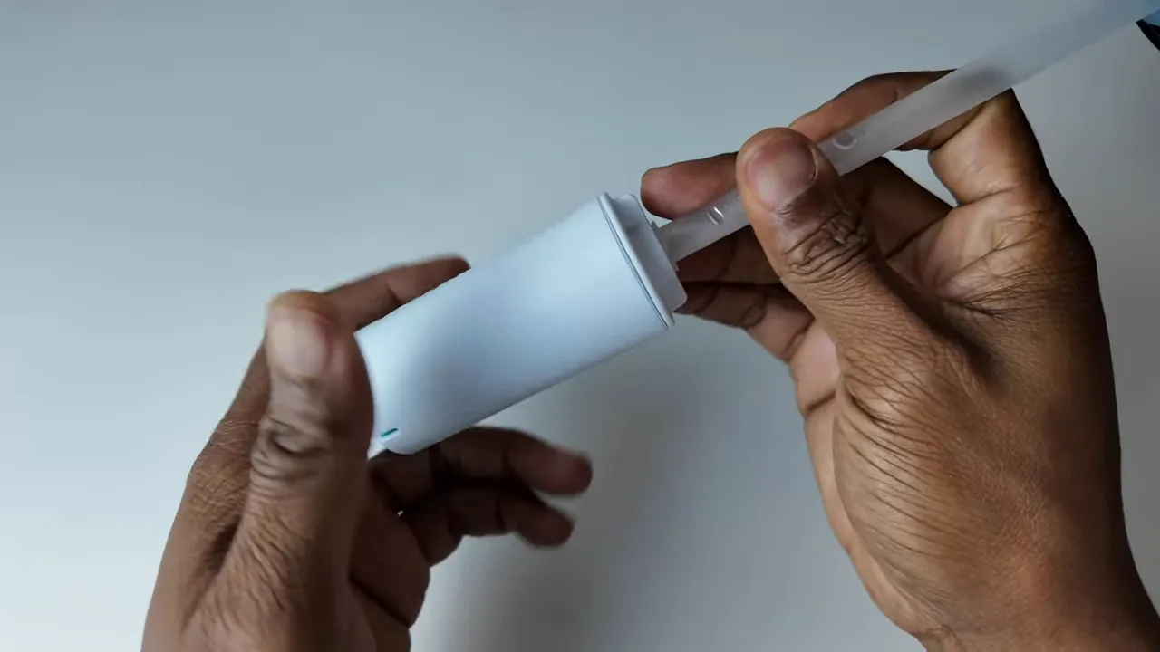 Attaching filter to straw and locking the cartridge