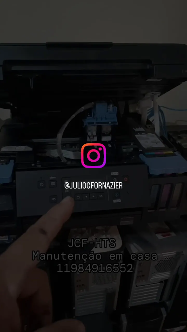 Finalizando a manutenção na impressora