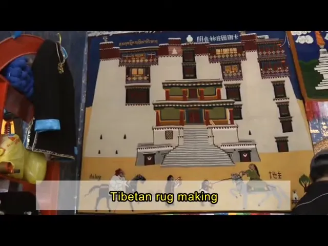 appeto tibetano artigianale con disegno tradizionale, colori vivaci e dettagli intricati, posizionato in un ambiente moderno.