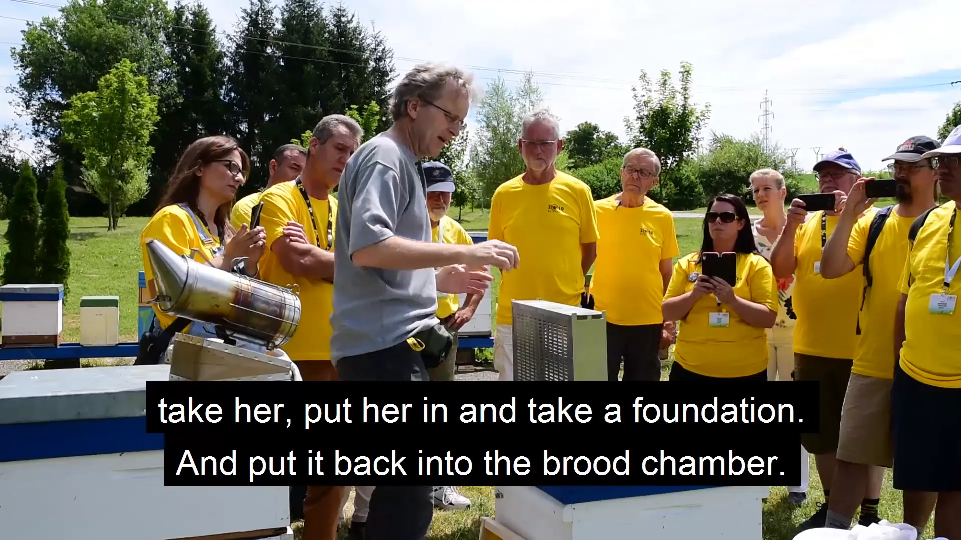 Ik neem het frame met de koningin; je ziet hoe het frame voorzichtig wordt verplaatst