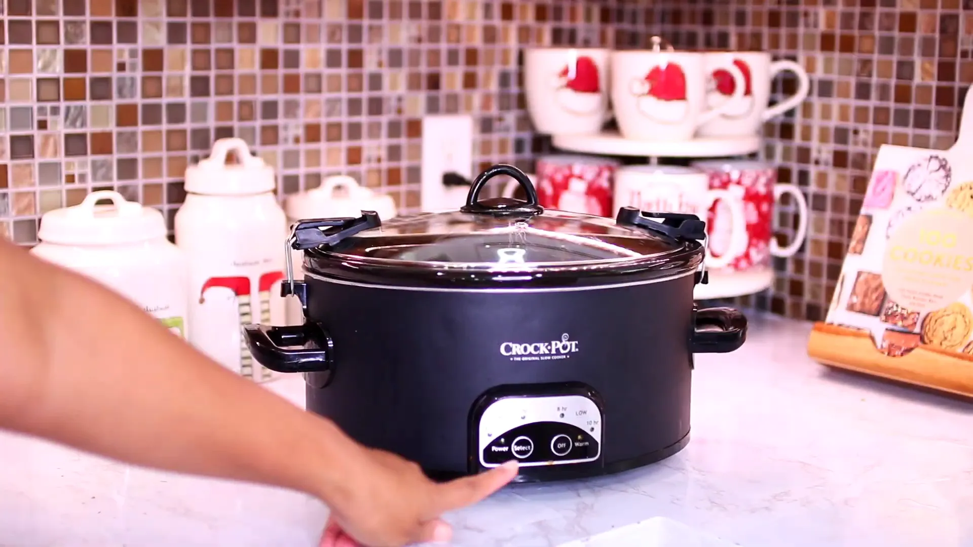Placing lid on slow cooker