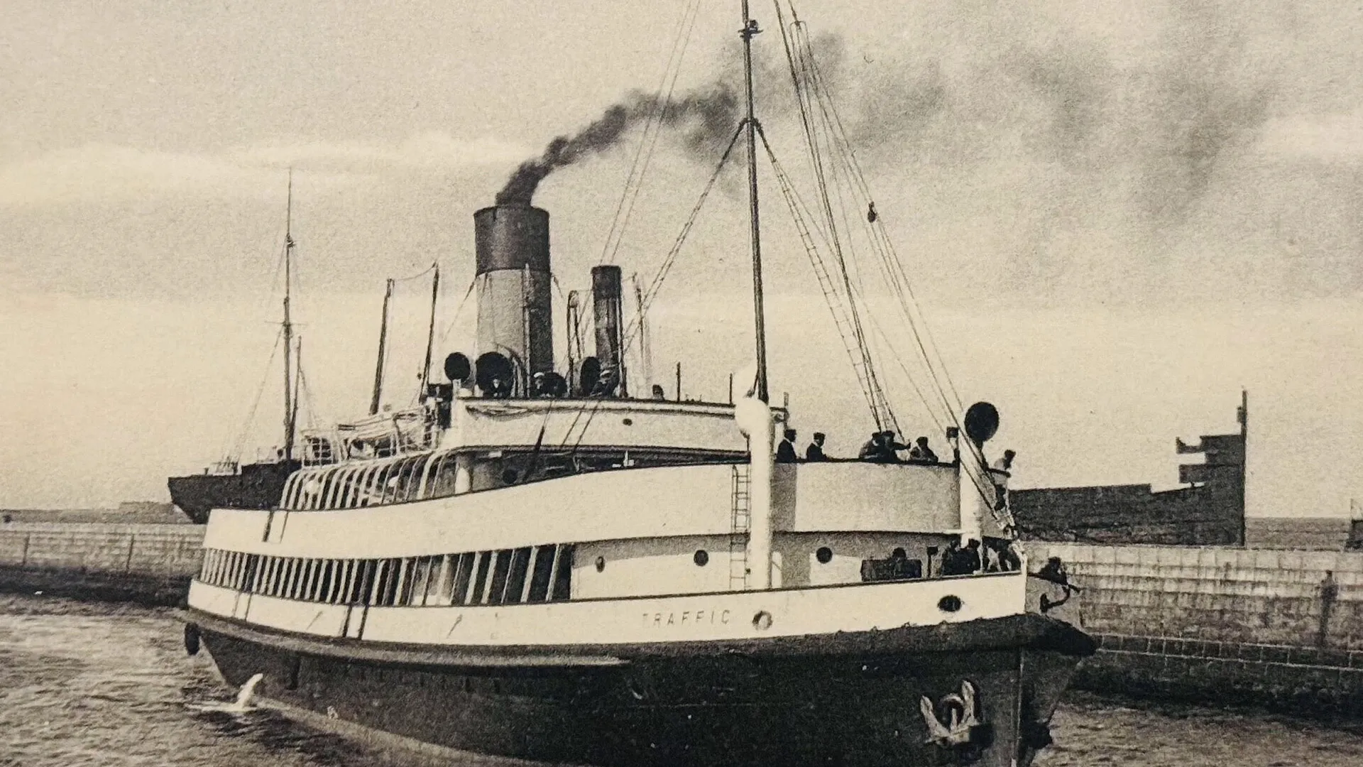 SS Nomadic ferrying passengers to Titanic