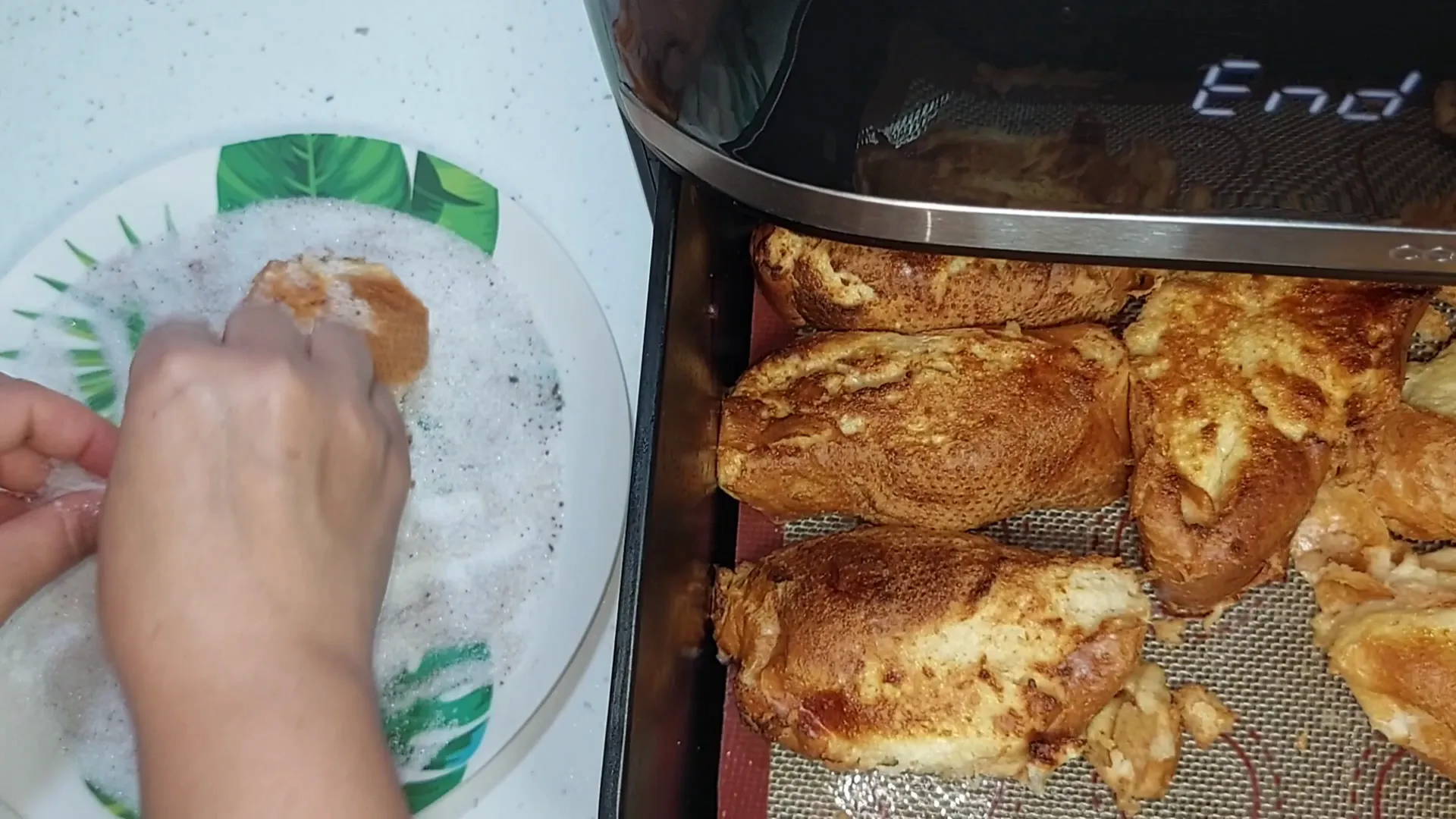 Agregando azúcar y canela a las torrijas