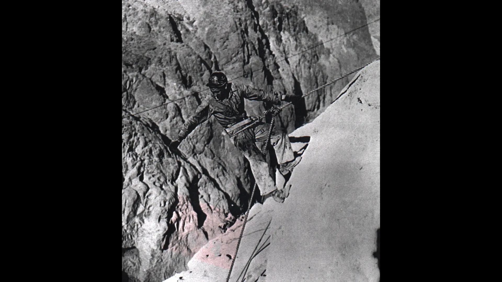 Historical photo of Hoover Dam construction