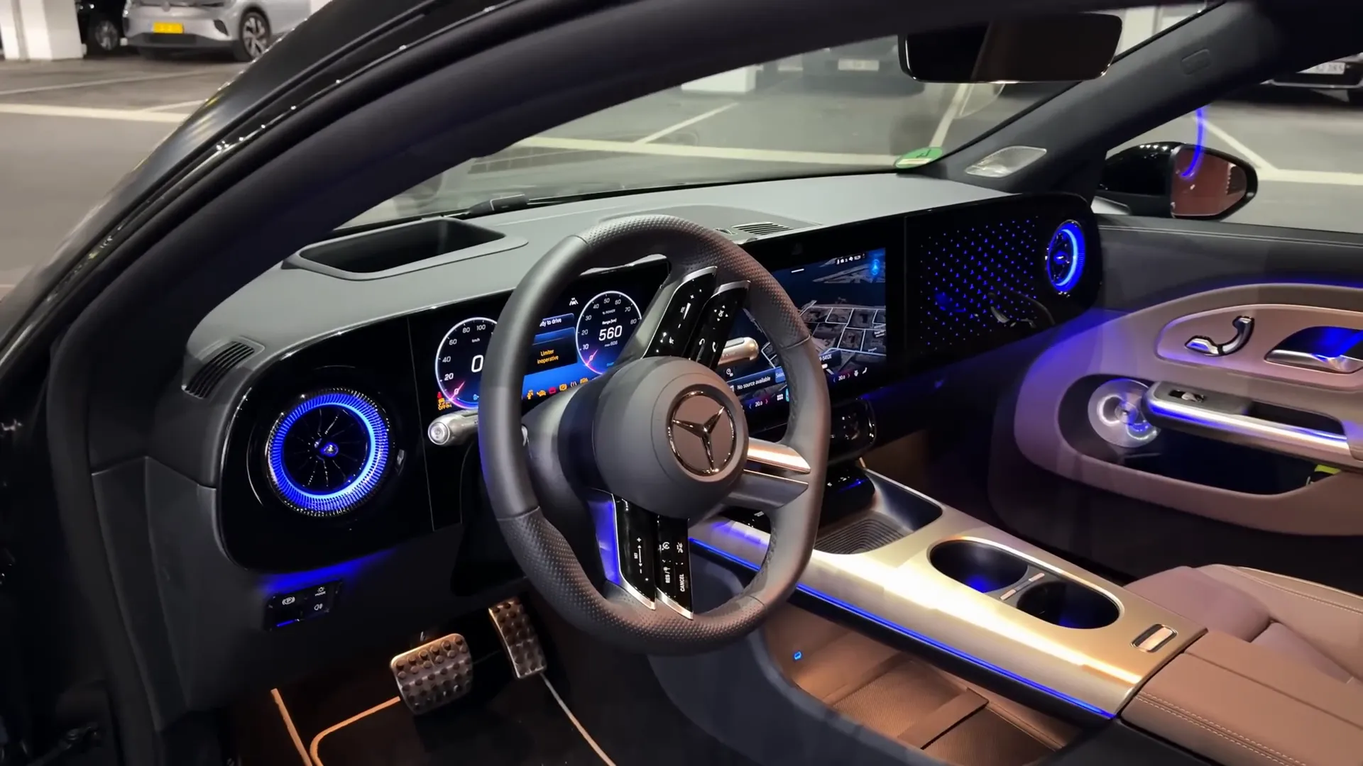 Pillar-to-pillar interior display unit in Tartufo Brown