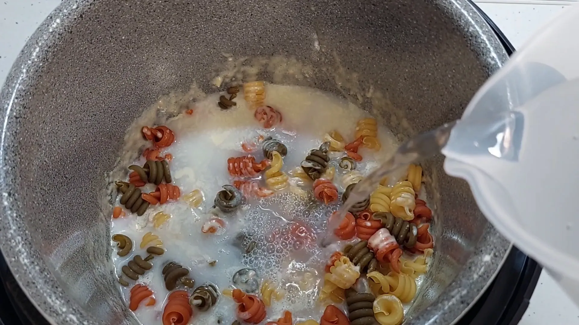 Cocinando la pasta en olla a presión