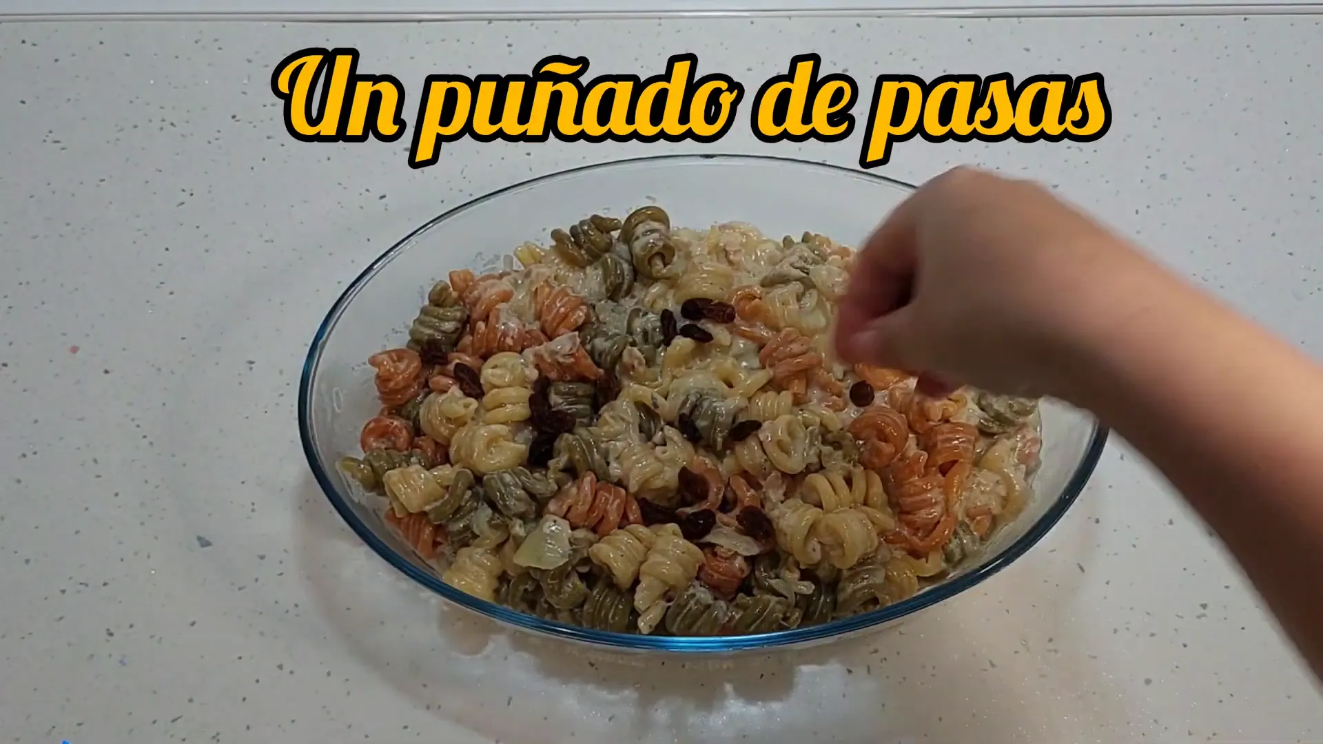 Añadiendo más queso y pasas