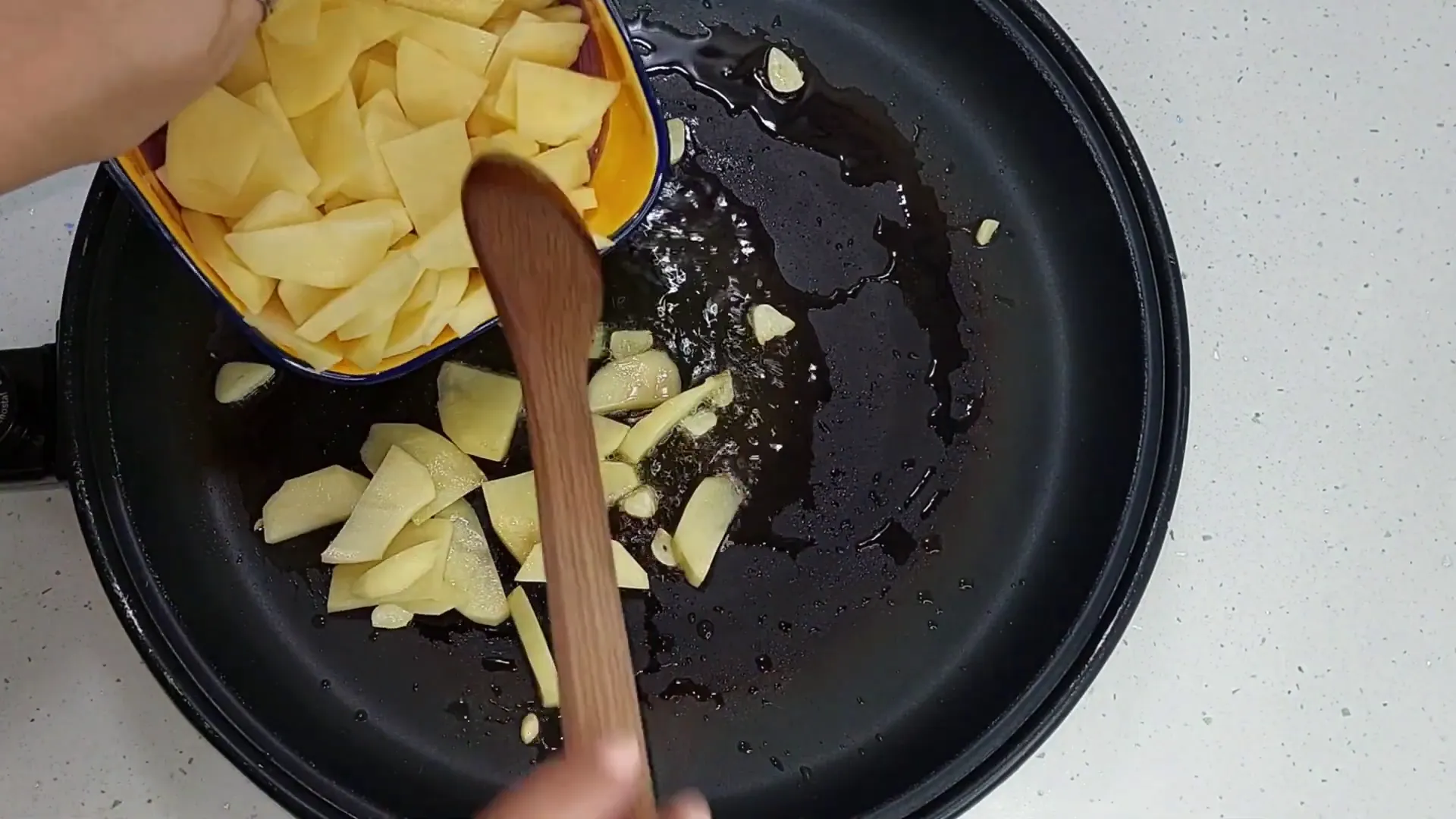 Preparación de ingredientes para patatas a lo pobre