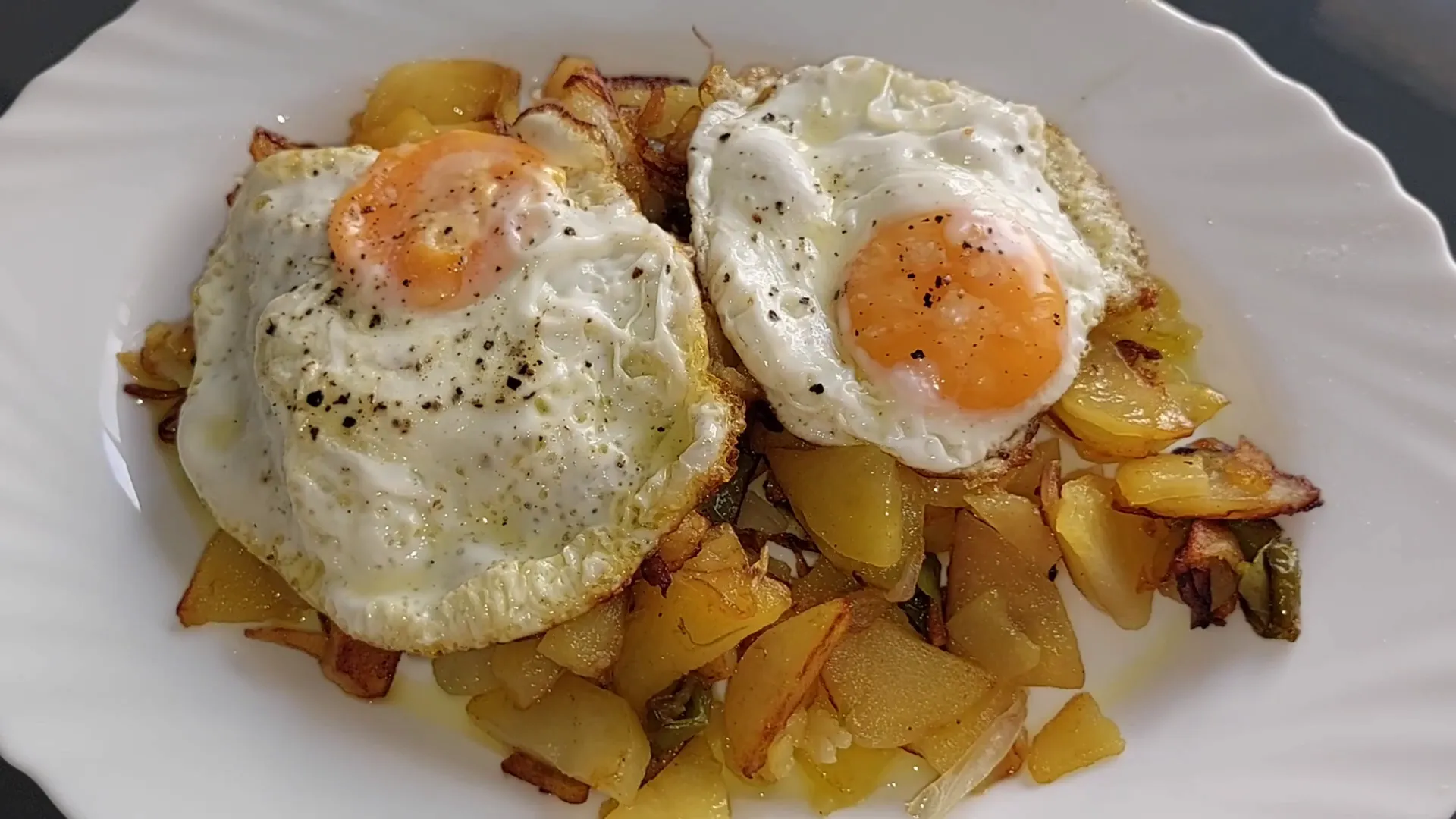 Patatas a lo pobre con huevos fritos