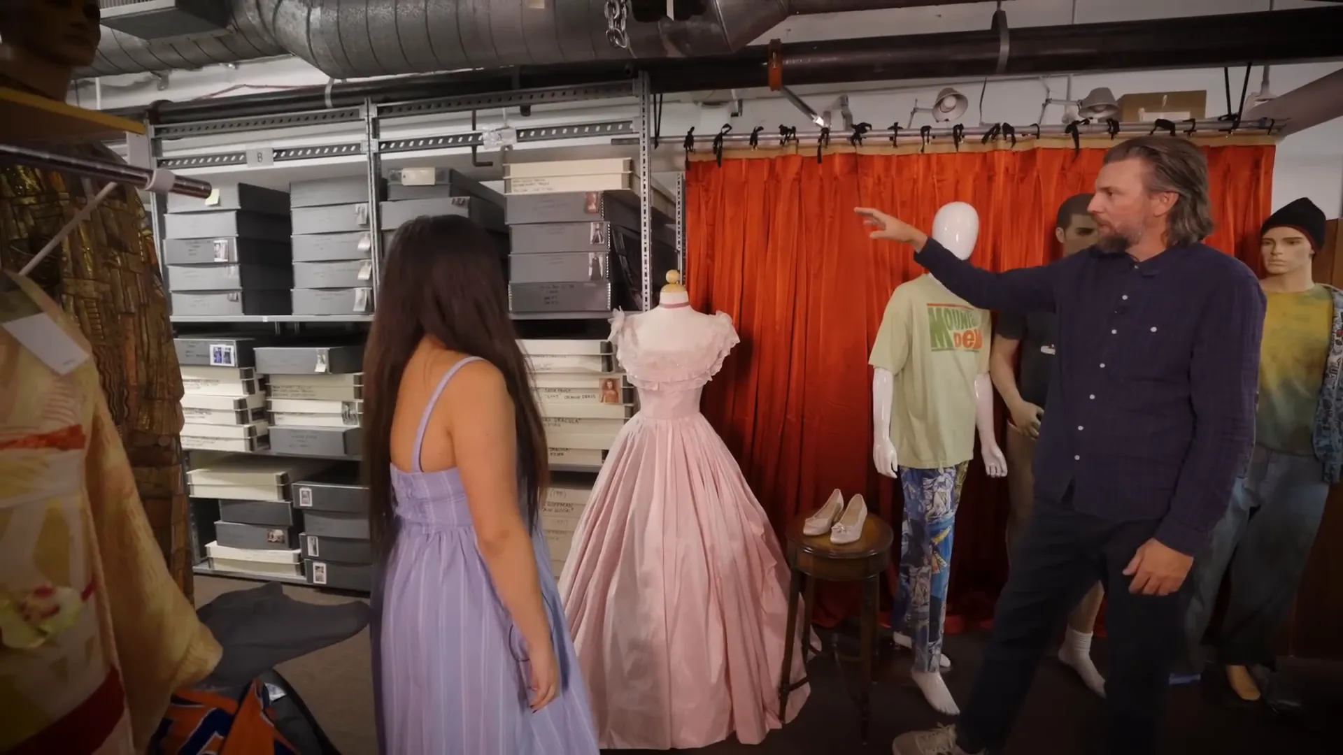 Flat storage for heavy costumes in archives