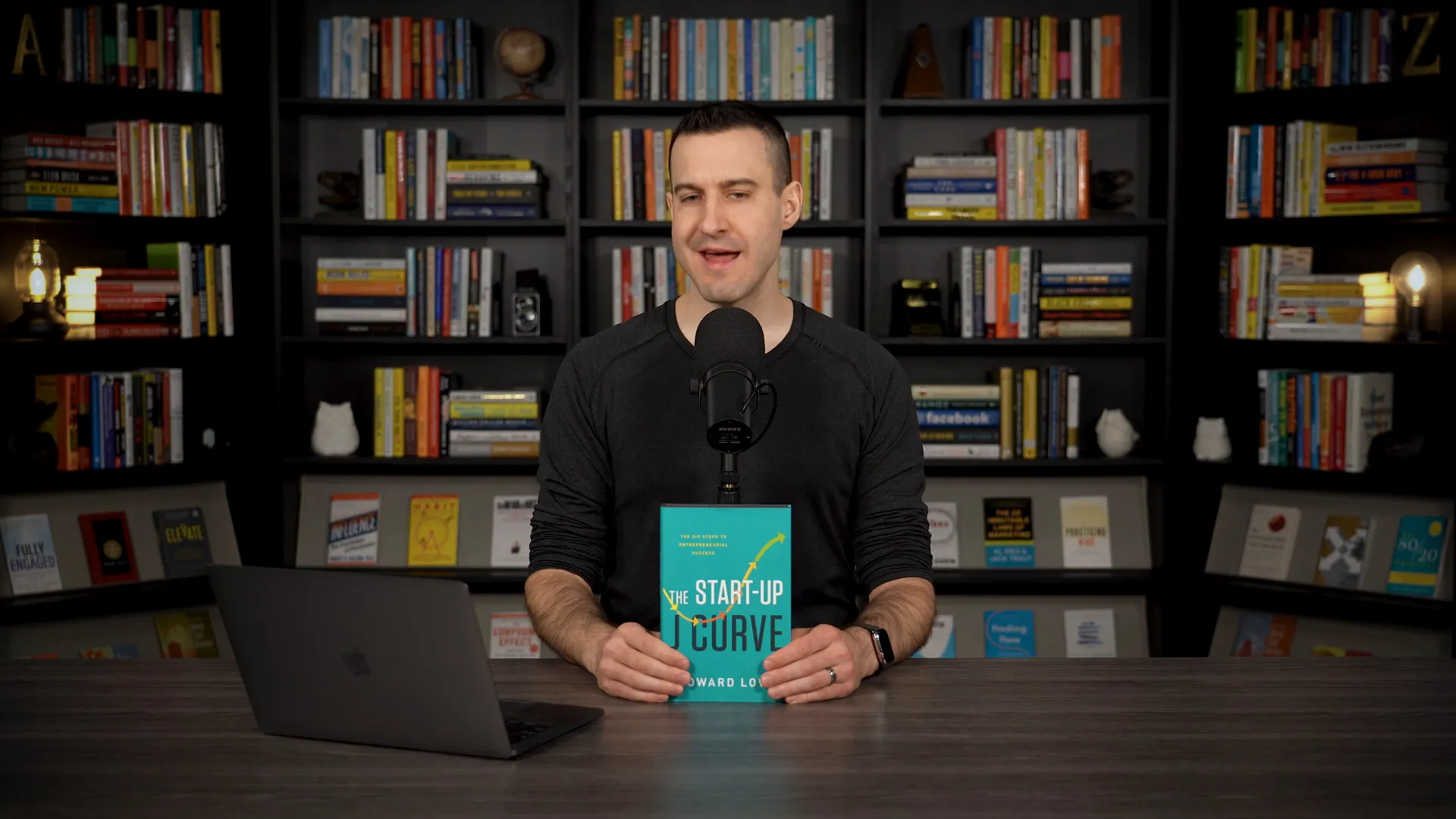 Imagen de una persona leyendo un libro sobre emprendimiento