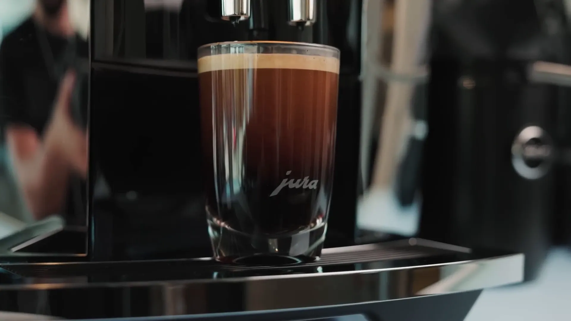 Preparando un Americano en la Jura E8