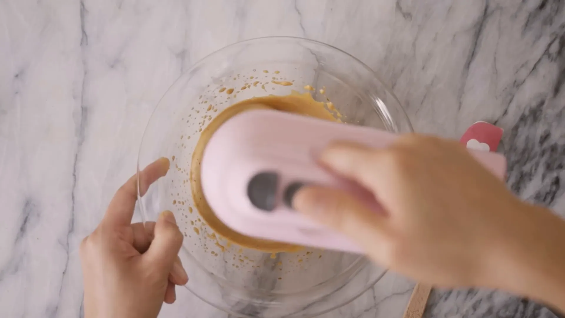 Batido del café Dalgona en un bol