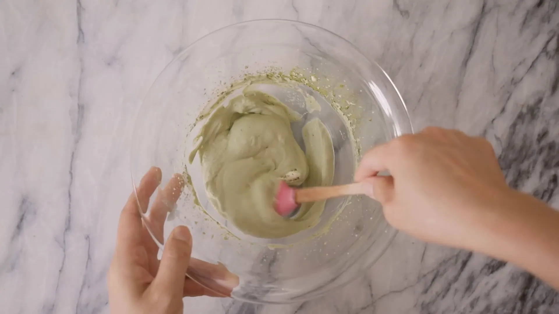 Batido de la crema para el Dalgona de Matcha