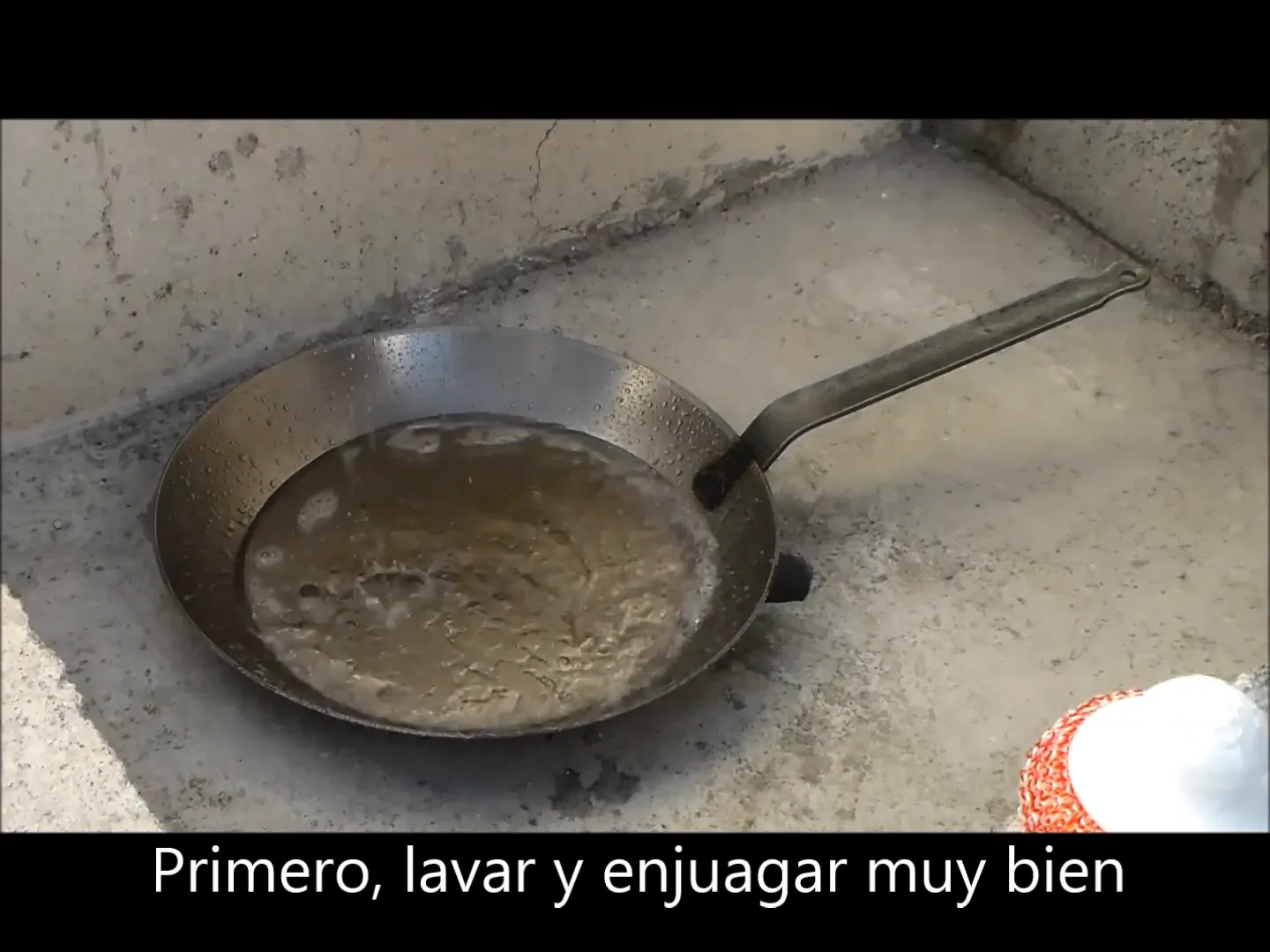 Limpieza del sartén con agua y detergente