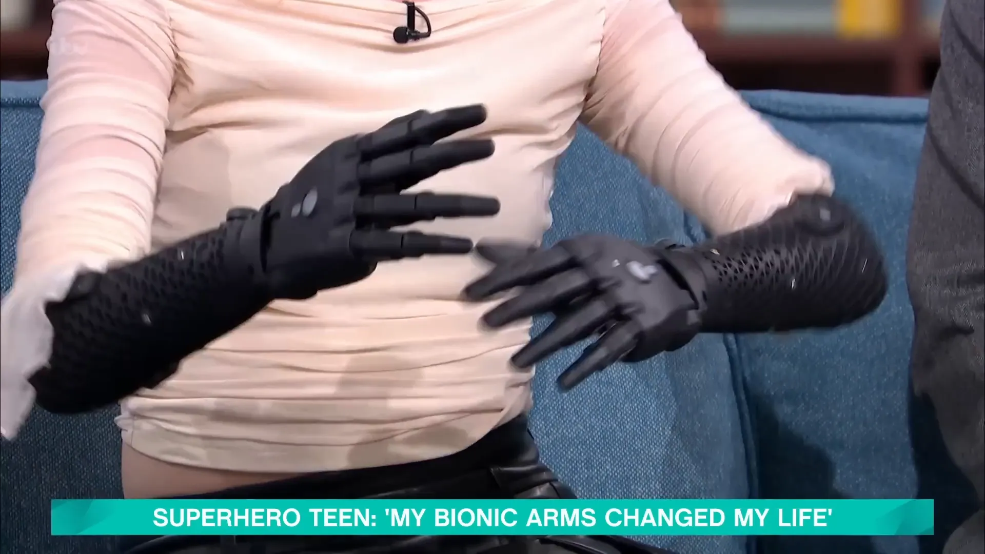 Tilly Lockey mostrando su primer brazo biónico