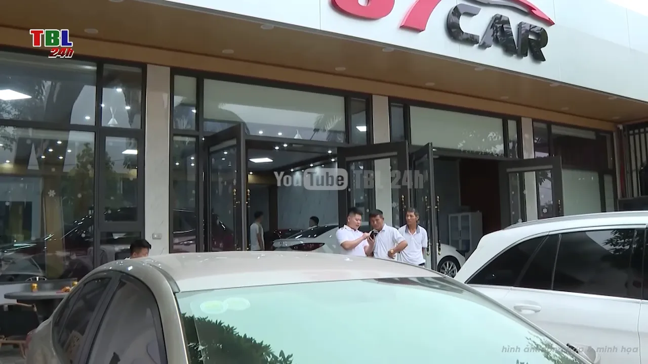 Màn hình máy tính xách tay hiển thị trang đăng tin bán xe trực tuyến