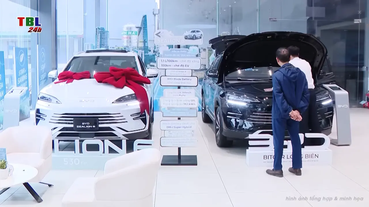 Khu trưng bày xe mới với một xe được trang trí nơ đỏ và một xe mở nắp ca pô