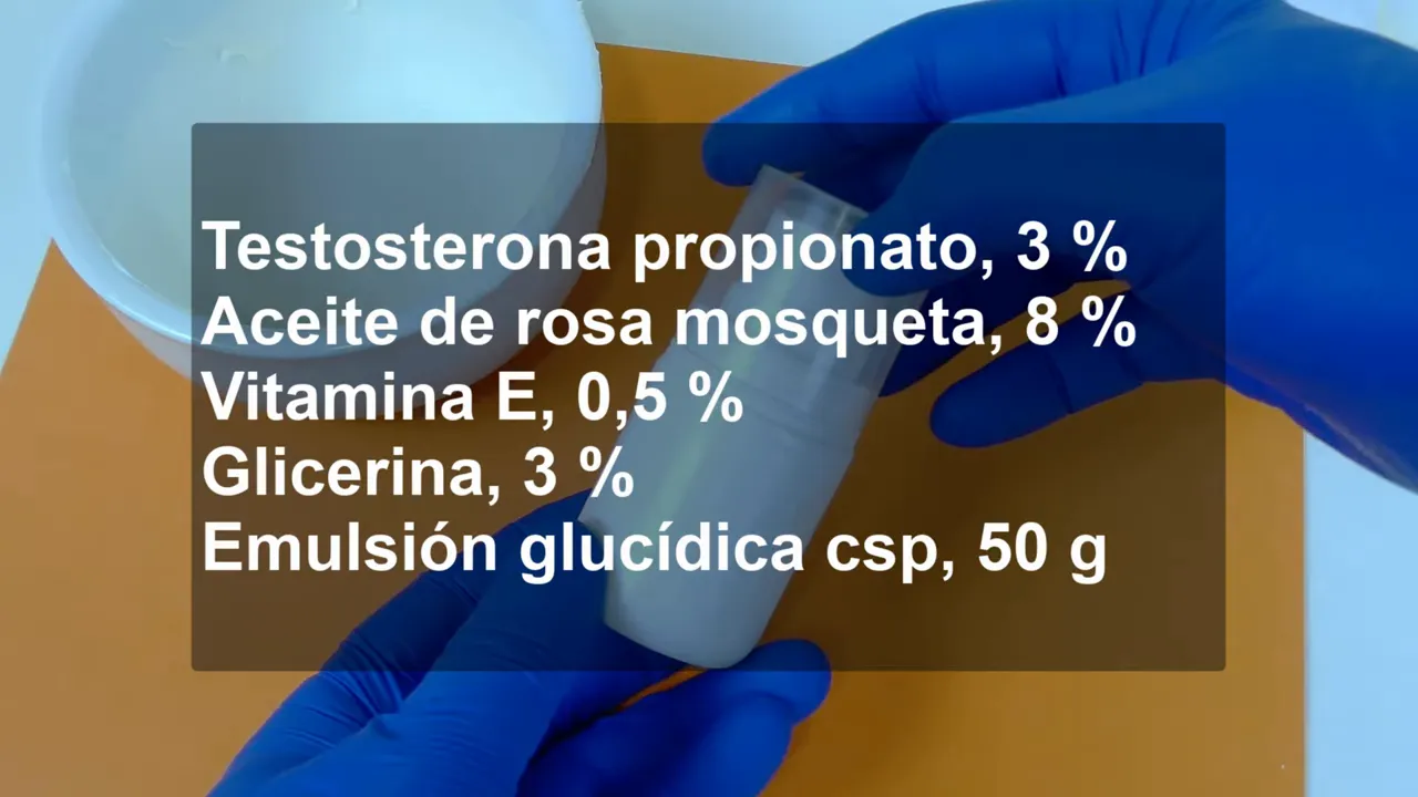 Texto en pantalla con la fórmula y un envase blanco sostenido con guantes azules