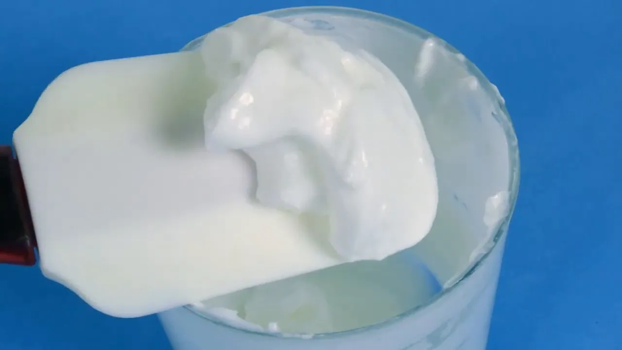 Crema base glucídica con Montanov 68 servida desde el vaso con apariencia homogénea