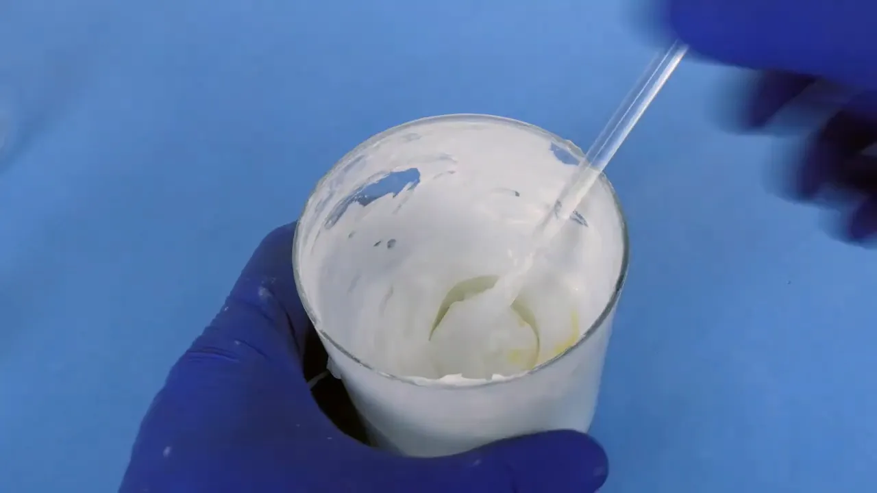 Crema base glucídica con Montanov 68 con textura uniforme en vaso de precipitados