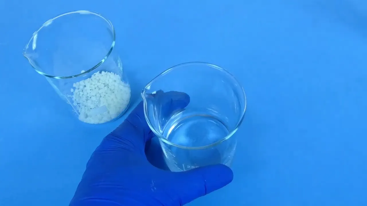 Vaso de precipitados con la fase acuosa lista para calentar en la elaboración de crema base glucídica con Montanov 68