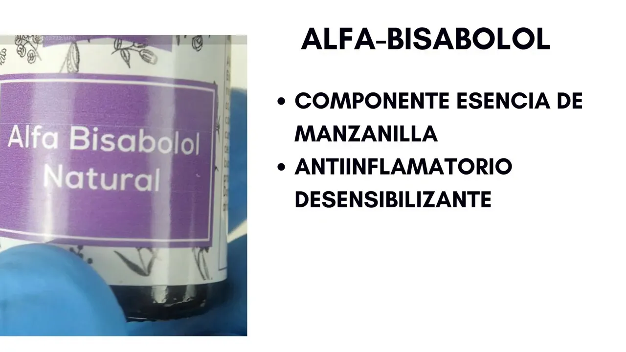 Primer plano de un envase con la etiqueta 'Alfa Bisabolol Natural' y texto explicativo sobre sus propiedades antiinflamatorias y desensibilizantes