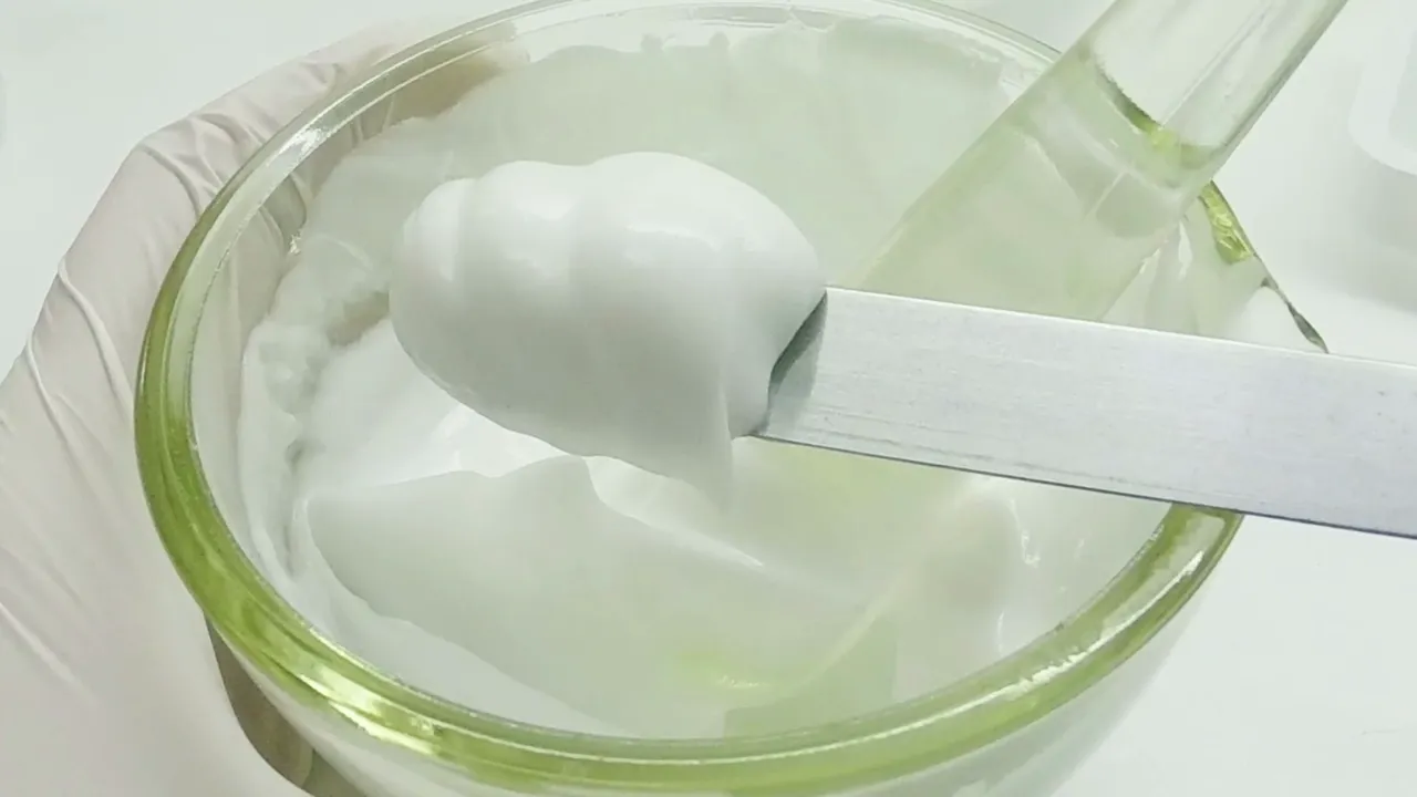 Emulsión despigmentante blanca, homogénea y de consistencia media