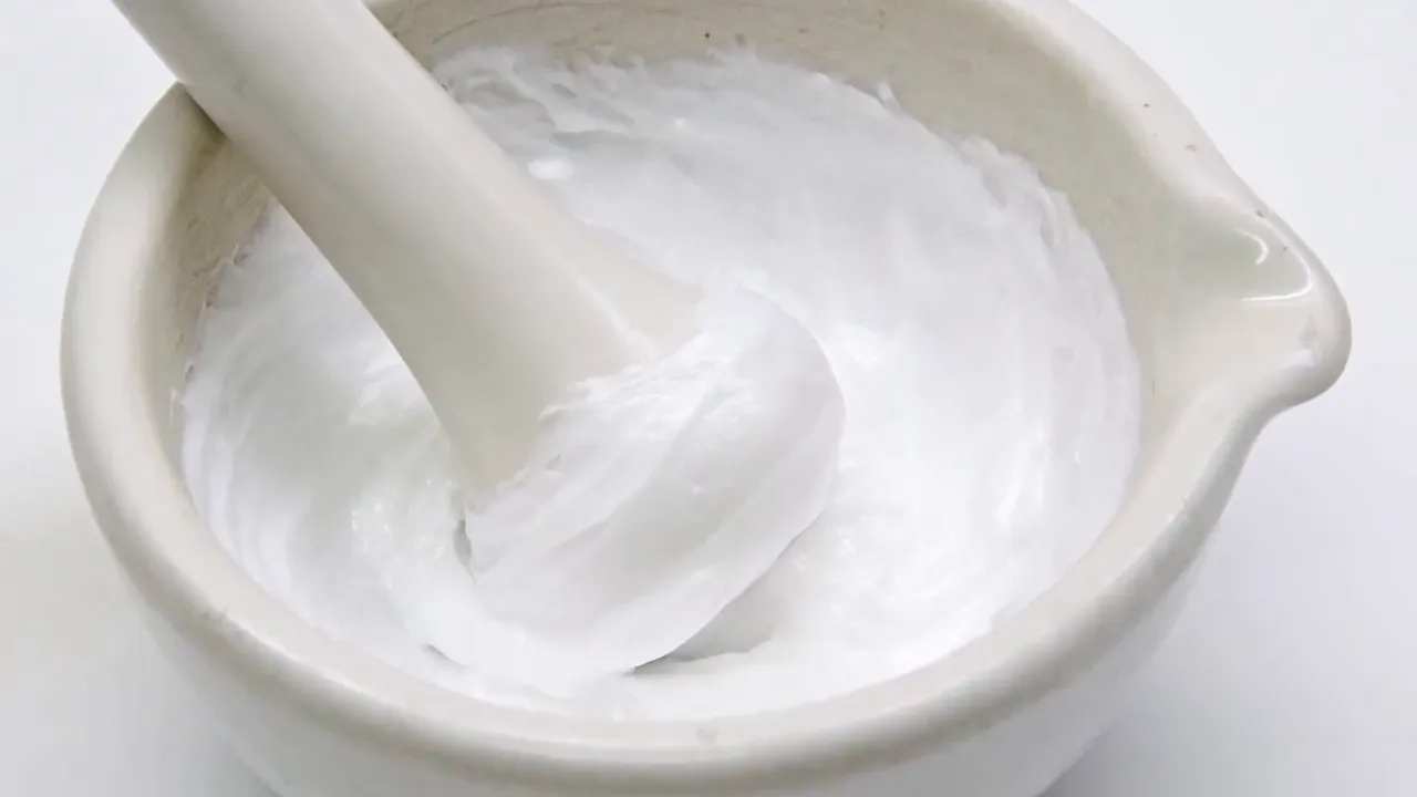 detalle cerrado de mortero y pistilo con pasta blanca homogénea preparada