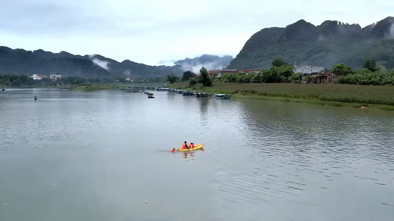 Tourists on kayaks on a wide calm river near Phong Nha–Ke Bàng in Vietnam
